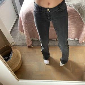 Lågmidjade Bootcut jeans - Lågmidjade Bootcut jeans med coola detaljer bak! Sparsamt använda, vintage, supersnygga!