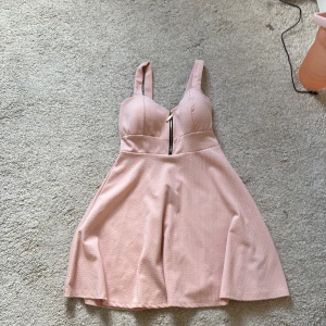 Rosa klänning med dragkedja - Säljer en söt rosa klänning med dragkedja framtill. 