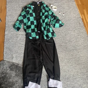 Demon slayer cosplay - Tanjiro cosplay som bara är använd en gång. Säljs inte med peruk.