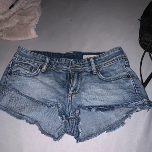 Lågmidjade jeans shorts  - Säljer ett par skor snygga lågmidjade shorts, storlek 34/160cm. Slutat passa mig derför säljer jag dom, kan diskutera priset, skriv om fler bilder/funderingar💗