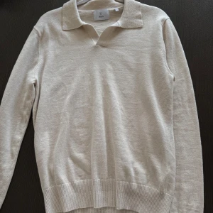 Stickad tröja från Bläck - Beige stickad tröja från Bläck, inga tecken på slitag och den har en liten kraga runt halsen