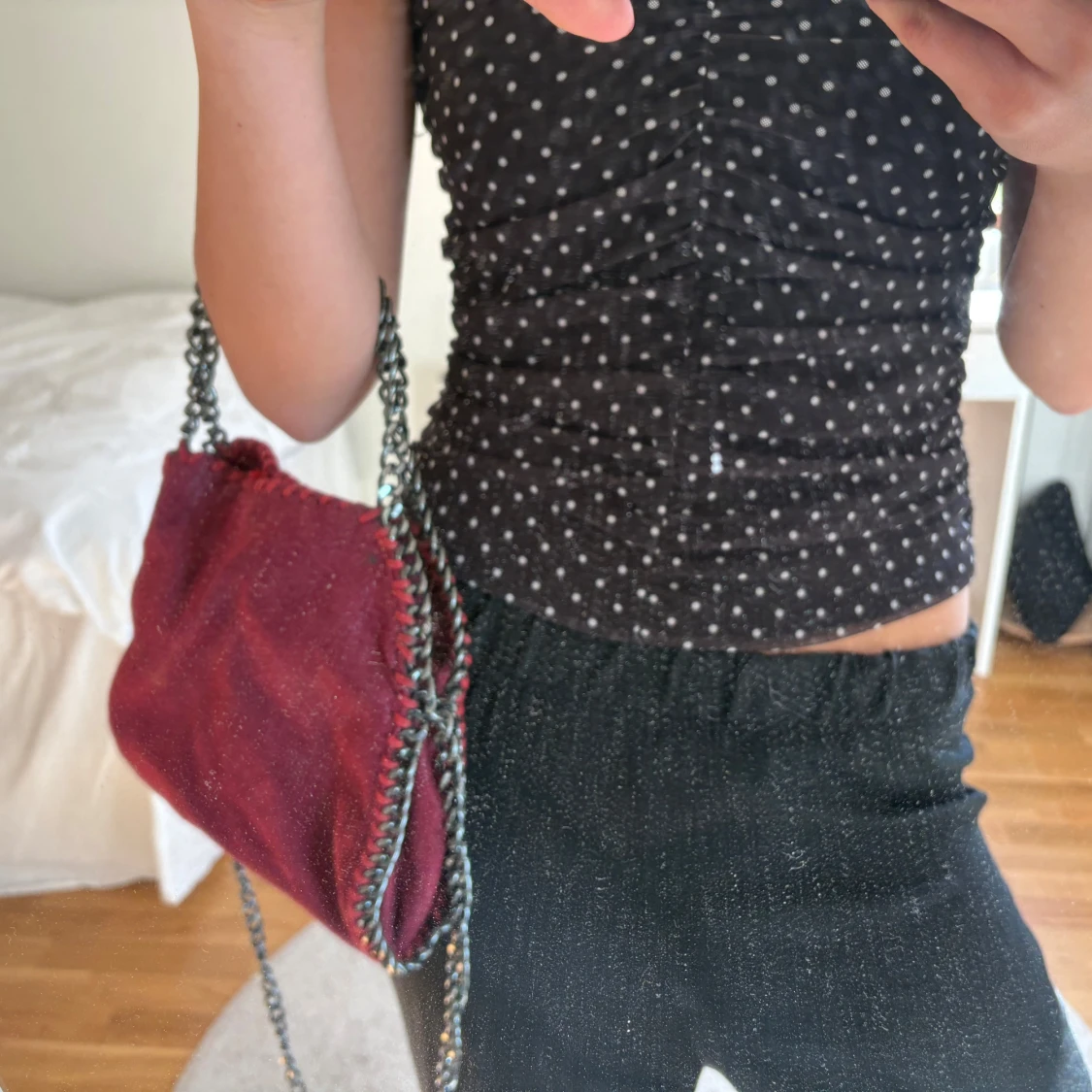 Röd axelväska med kedjedetaljer - 2