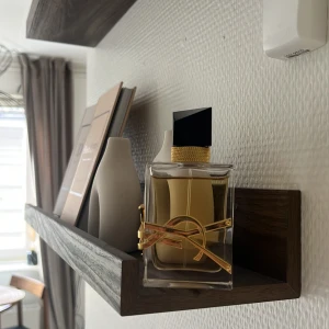 Yves saint laurent Perfym  - Fick i present och har två av dem, därmed säljer den ena. Köpt i Frankrike. 