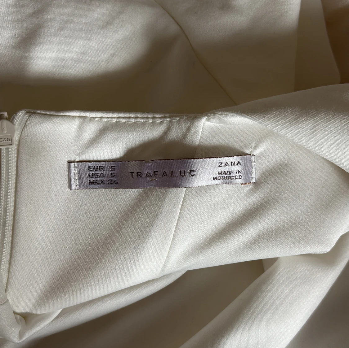 Vit kort klänning med volangdetaljer - 4