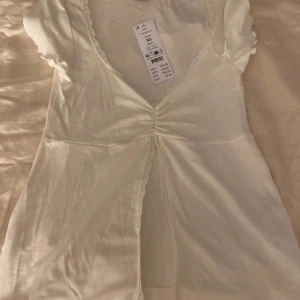 Topp Gina tricot xs - Säljer denna fina nya topp från Gina tricot, ny pris 259kr🫶🏼