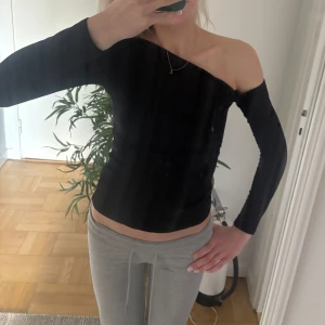 Svart oneshoulder topp - Snygg svart oneshoulder topp med lång ärm. Perfekt med jeans❤️‍🔥 Aldrig använd 