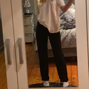 Svarta jeansbyxor från H&M - Snygga svarta jeansbyxor med knapp och dragkedja. Perfekta för en stilren look. Passar till många olika outfits och tillfällen. Från H&M. Dessa är några år gamla så lappen där bak är utsliten och står inte storleken men det är strl 34-36 