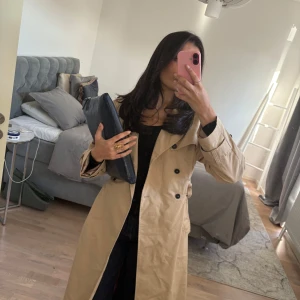 Lång trenchcoat  - Fint skick💕