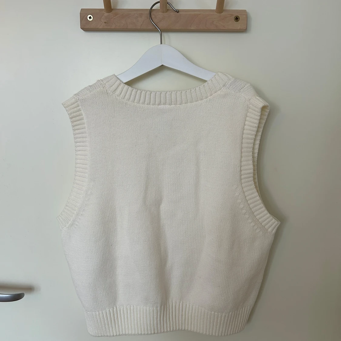 Vit stickad väst från Lindex - 1