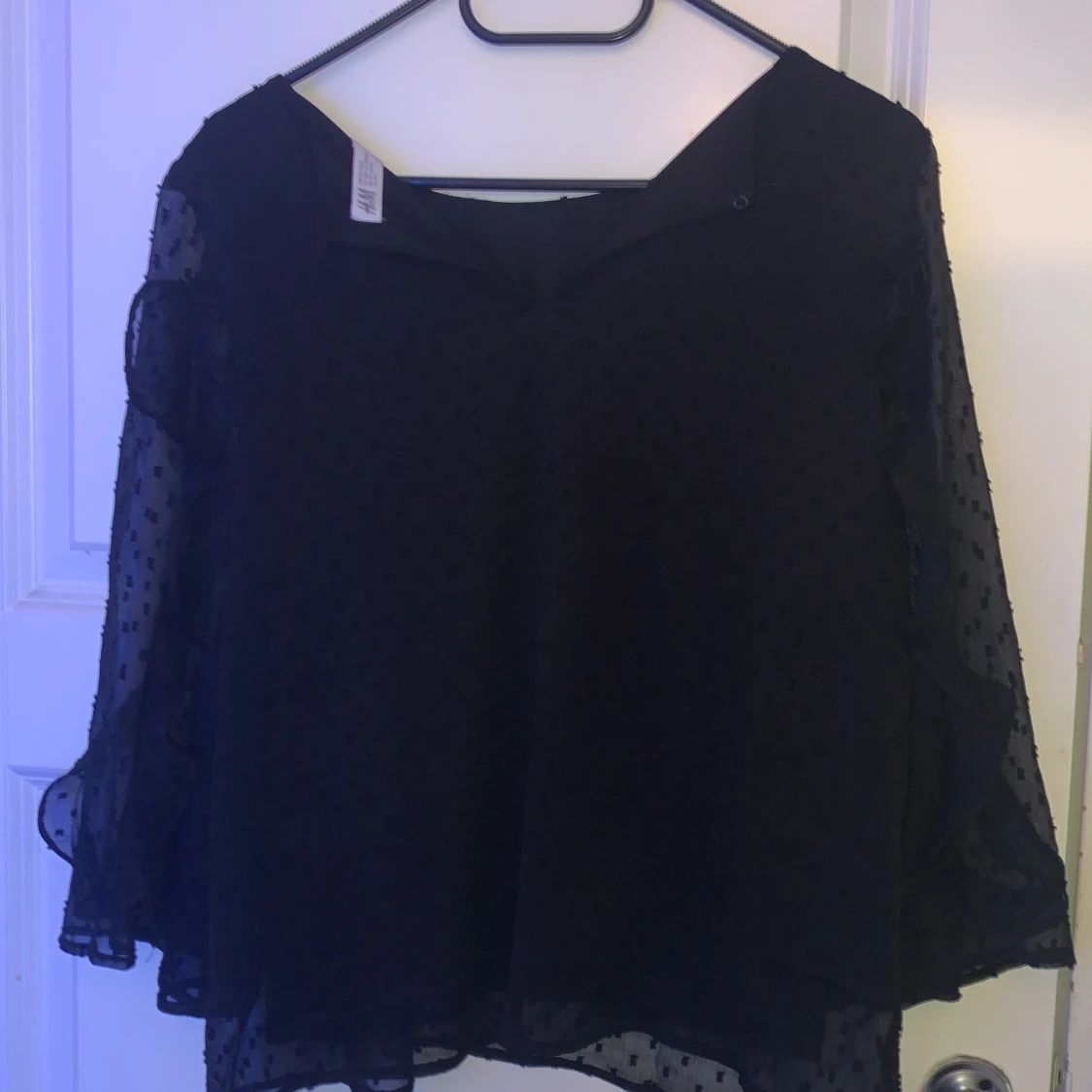 Svart blus med prickigt mönster - 4