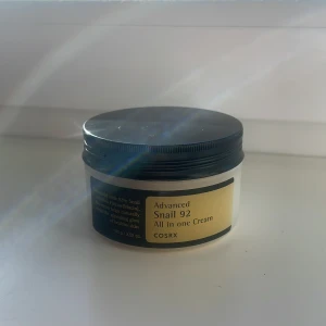 Advanced Snail 92 All in one Cream - Cosrx snigelslämm för ansiktet, perfekt för att återfukta och vårda huden. Kommer i en praktisk burk på 100 g. Har andvänt fåtals gånger men det fungerade inte på min hud. Original pris 339kr! Ser lite klumpig eller något ut men den är inte det, jag fick den i mars.