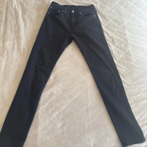 Levis 512 jeans - Svarta 512 jeans från Levis, fem fickor. L30, W28. Inga defekter, har använts lite. Skriv för fler frågor eller bilder i chatten tack!