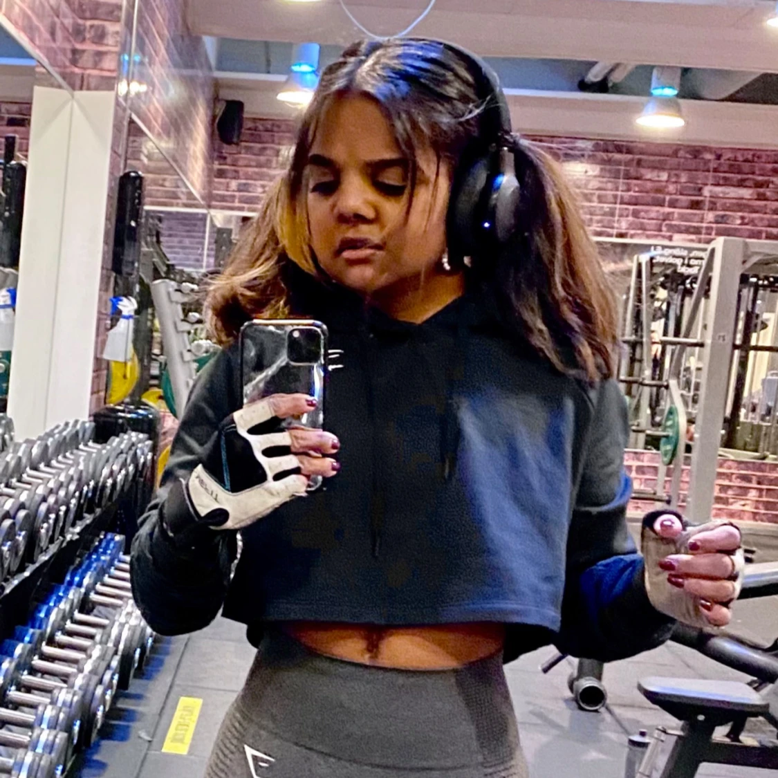 Svart croppad hoodie från Gymshark
