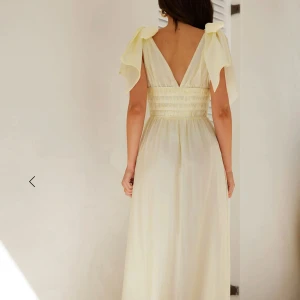 Ljusgul långklänning - Ville haft till balen, men den passade inte. Perfekt till våren och sommaren. Köpte från hemsidan för 1650 kr plus fraken. 