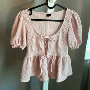 Rosa sommartopp🩷 - Jättesöt rosa topp från gina! Använd väldigt sällan!! 2 gånger Max!❤️❤️ stl XS!
