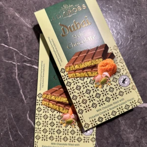 Dubai choklad - Lyxig choklad fylld med pistagekräm och rostade kadayiftrådar från Lidl. Säljes då en i familjen råkade köpa för många