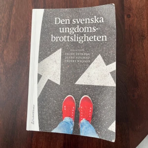 Den svenska ungdomsbrottsligheten - Boken 'Den svenska ungdomsbrottsligheten' redigerad av Felipe Estrada, Janne Flyghed och Anders Nilsson, utforskar ungdomsbrottslighetens orsaker och konsekvenser i Sverige. Den innehåller analyser och forskning om hur samhället hanterar dessa problem. Perfekt för studenter och forskare inom kriminologi och samhällsvetenskap. 5e uppl. 2022. Några få överstrykningar från förra ägare. Annars jättefint skick! Nypris ca 450kr. 