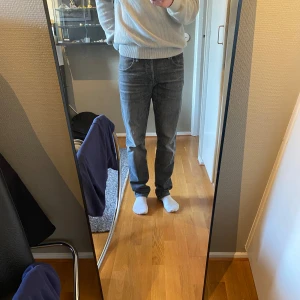 Gråa Jack & Jones jeans - Säljer nu dessa snygga jeans med modellen Slim Straight - Tim, då de inte kommer till användning längre. Storlek 30/32. Skick 9/10, använda fåtal gånger. Nypris 1000kr, mitt pris 400. Pris kan diskuteras :)