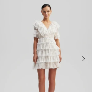 By malina sky dress - Superfin och elegant klänning som är helt i nyskick!! Skriv för fler bilder💓💓Nypris 2800 kr!