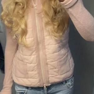Rosa cardigan med dragkedja - Säljer en söt rosa cardigan med dragkedja och stickade ärmar