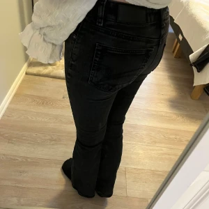Fina Jeans - Snygga bootcut jeans med detaljer på bakfickorna från Junkyard i strl XS, Säljes då de inte kommer till användning längre. Hör av er vid frågor ❣️