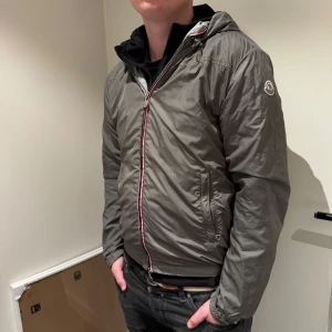 Moncler windbreaker - Super fin moncler windbreaker som fortfarande har mycker att ge! Jackan har varit med om mycket och har några defekter, därför säljer jag den! Defekterna syns på sista bilden, har du några frågor om vart de sitter någonstans så är det bara att skicka ett PM! Mvh