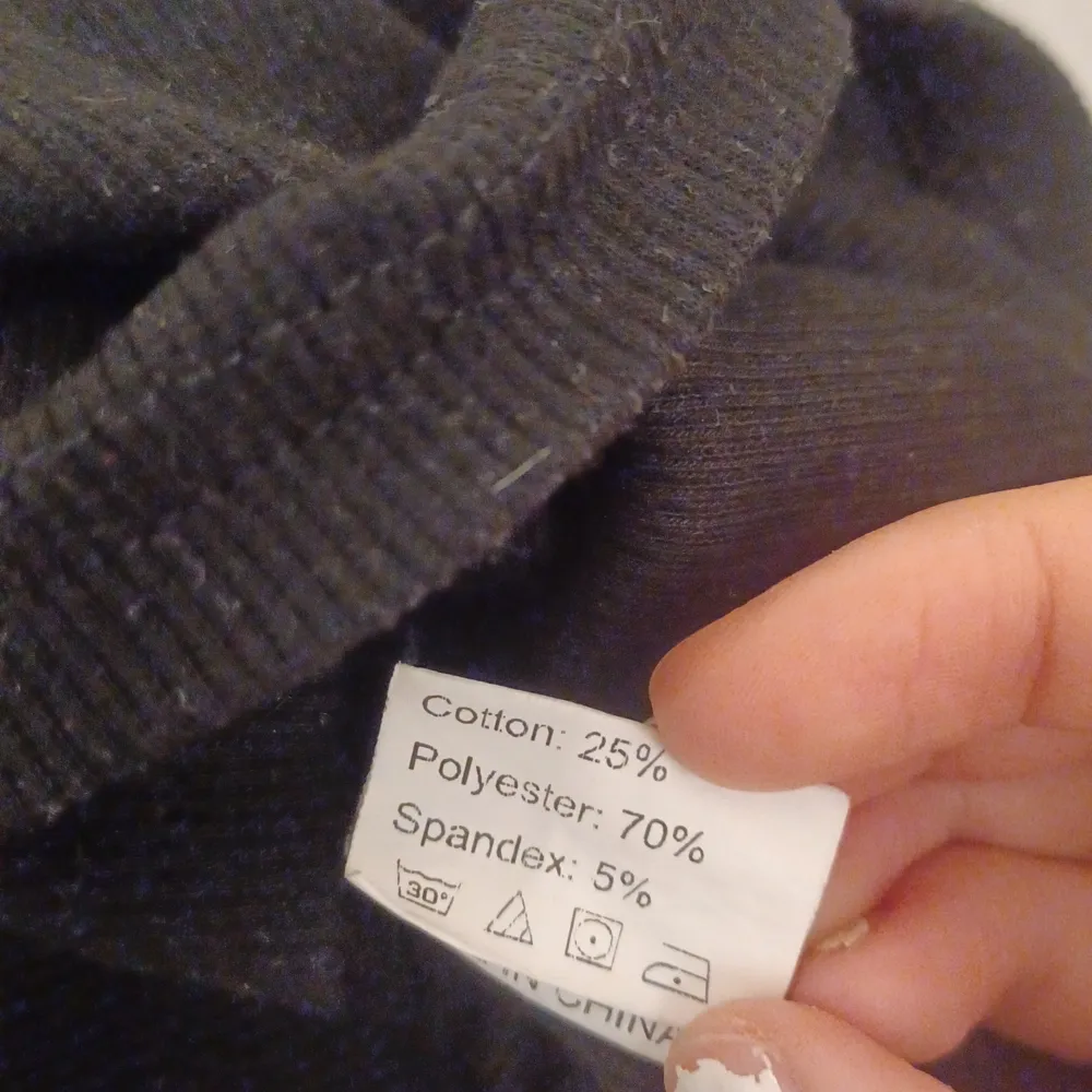 Säljer en svart croppad t-shirt från Shein med texten 'Baby Girl 90's' i grönt och vitt. Gjord av en mjuk blandning av bomull, polyester och spandex. Kommer inte till användning längre för passar inte. Är i bra skick. . Yläosat.