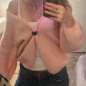 Rosa stickad kofta - Mysig rosa stickad kofta från Lindex i storlek Xs/s. Säljer då den inte kommer till användning och blivit lite liten på mig💞