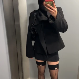 Svart kappa från Zara  - Elegant svart kappa från Zara. Perfekt för våren och vardagen eller utgång i vårsolen💗.