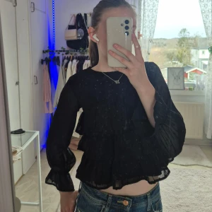 Svart bluss i storlek 146/152💕  - Säljer denna fina blus från Gina triqot i storlek 146/152 Den är i bra skick och använd 2-3 gånger🤍