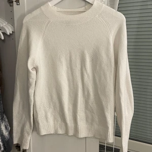 Vero Moda stickad tröja - Runt stickad långärmad tröja från vero Moda i vit🤍 Lite nopprig (se bild 2) pga tvätt men annars bra och inte använd så många gånger