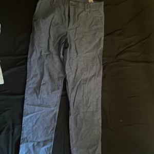 Blå byxor - Snygga blå byxor med normal passform. Perfekta för en avslappnad stil. Tillverkade i ett bekvämt material som passar bra till vardags.