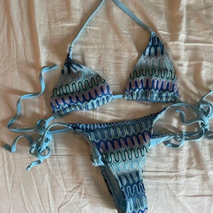 Blå bikini  - Använd förra sommaren bara, men inte mycket för den var på gränsen till för liten redan då. Jättefin och älskar verkligen mönstret 🩵💙🩵💙säljer en till i rosa!