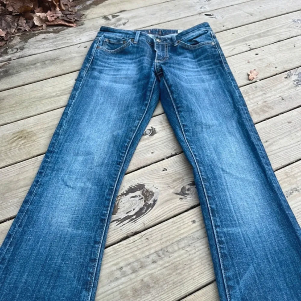 Snygga blå bootcut jeans med klassisk femficksdesign. Jeansen har en lätt tvättad look och är perfekta för en avslappnad stil. De har en knapp och dragkedja framtill. Jag är osäker på märket. Inte mina bilder! Köpte på Vinted men var för små.. Farkut & Housut.