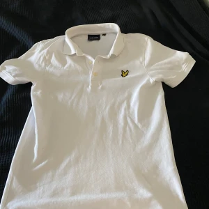 Piké från lyle n scott  - Säljer denna lyle n scott pikén som är fräsch men ej passar mig längre. Skicket är mycket bra för att ha använda ett antal gånger runt 10-15 gånger. Priset går absolut att diskuteras och ställ gärna frågor. 👔🍾