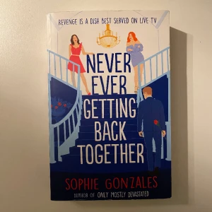 Never ever getting back together - Säljer denna engelska boken skriven av Sophie Gonzales. Vid köp av flera böcker samfraktar jag☺️