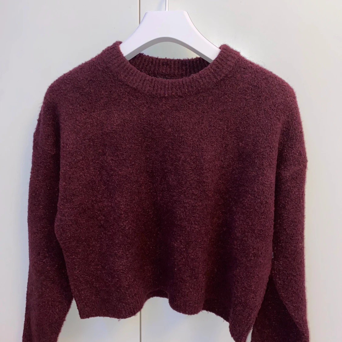 Vinröd stickad tröja