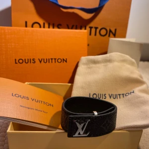 Luis vuitton armband - Ett armband i nytt skick riktigt snyggt. Helt äkta. Passar både killar och tjejer tveka inte på att höra av dig