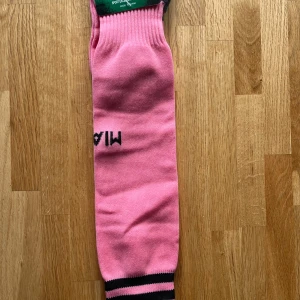 Inter Miami fotbollsstrumpor rosa - Helt nya och oanvända fotbollsstrumpor från Inter Miami hemma ställ köpta från Fyndiq. Storlek XL (passar för 180-190cm). Kan hämtas i Vallentuna.