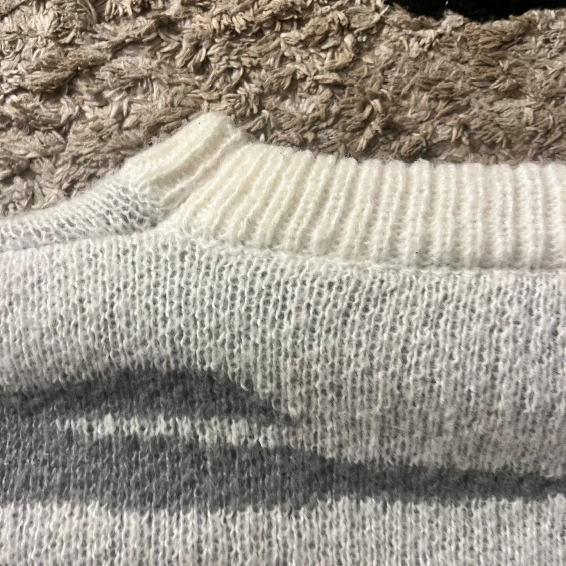 Grå och vit stickad tröja