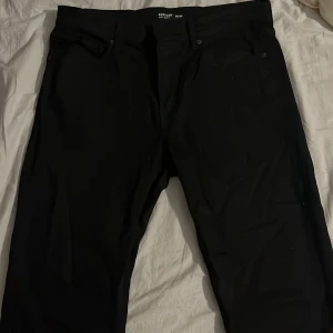 Svarta byxor - Snygga svarta byxor från Replay med en stilren design. Byxorna har en fit passform och är tillverkade i ett bekvämt material som ger en skön känsla hela dagen.