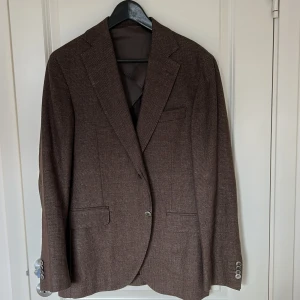 Kavaj Oscar Jacobson - Fin brun kavaj som är knappt använd. 