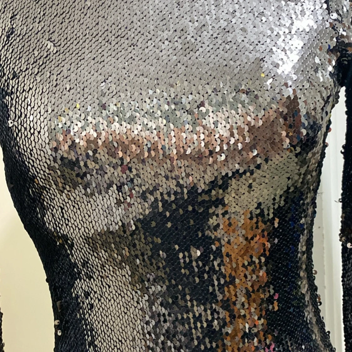 Svart glittrig paljettklänning - 1
