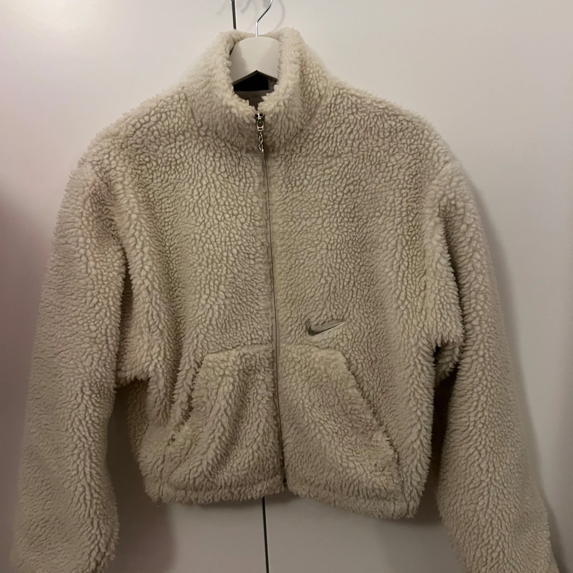 Beige teddyjacka från Nike - 1