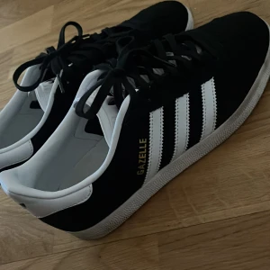 Svarta Adidas Gazelle sneakers - Helt nya Adidas Gazelle skor. Använda 1 gång strl 38.5