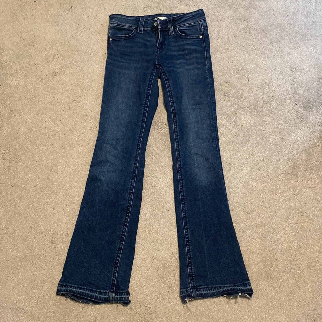 Mörkblå bootcutjeans 🤩 - 4