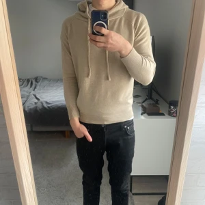 Merinoull hoodie - Säljer en supermysig beige merinoull hoddie, tröja är använd 1-2 gånger och var för liten när jag köpte.  Den har en klassisk design med dragsko i huvan och ribbade muddar vid ärmslut och nederkant. Passar både till vardags och för en avslappnad. Skriv gärna vid funderingar, tröjan passar 160-170cm.