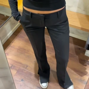 Kostymbyxor från bikbok - Säljer då de är lite för små, superfint skick och inga defekter. Skulle dock säga att den sitter som 36, eftersom de är rätt tajta i modellen. Sitter bra på mig som är 168cm . De är modellen ”Vera” och är lågmidjade. 