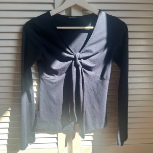 Marinblå långärmad knyttopp från Missay - Snygg marinblå långärmad topp från Missay med knyt. Använd ett par fåtal gånger.