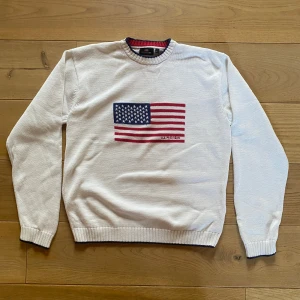 Vit tröja med amerikansk flagga från U.S. Polo Assn. - Säljer en vit tröja från U.S. Polo Assn. Pris kan diskuteras